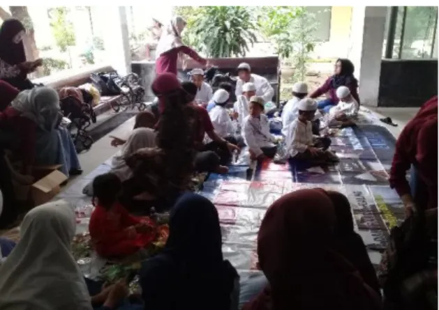 Gambar 4.5 Kegiatan Bersama Anak Panti Asuhan  Sumber: Dokumentasi UKM Bakti Sosial