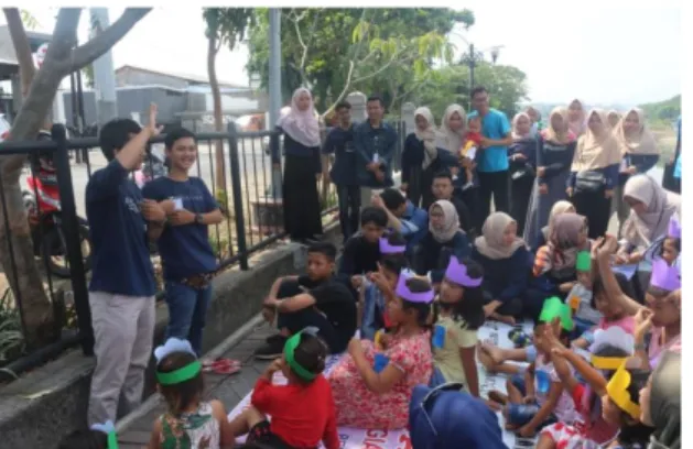 Gambar 4.6 Kegiatan Bersama Anak Jalanan  Sumber: Dokumentasi UKM Baksos 