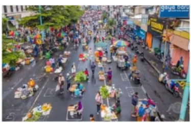 Gambar 1. Penataan pasar dengan sistem sosial/physical distancing di  Kota Salatiga. (sumber: https:/instagram.com/muhammadharissalatiga) 