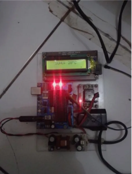 Gambar  10.  Tampilan  Alat  ketika  suhu di bawah suhu yang stabil  Kondisi yang pertama apabila sensor  LM35  mendeteksi  suhu  di  bawah  suhu  stabil  sehingga  lampu  penghangat akan menyala 
