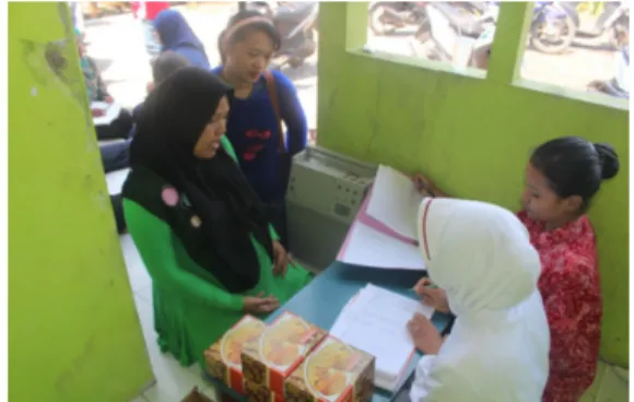Gambar 1. Pendaftaran pada kegiatan kelas ibu hamil Bangetayu Wetan kegiatan pengabdian kepada masyarakat kolaborasi keperawatan-TRR Semarang