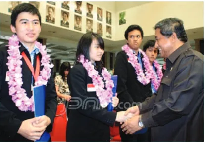 Gambar 3.6 Mendikbud Mohammad Nuh memberikan 