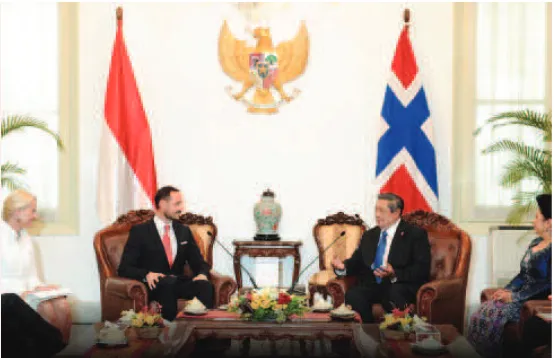 Gambar 7.5 Presiden SBY sedang berbincang dengan kepala Negara dari luar negeri