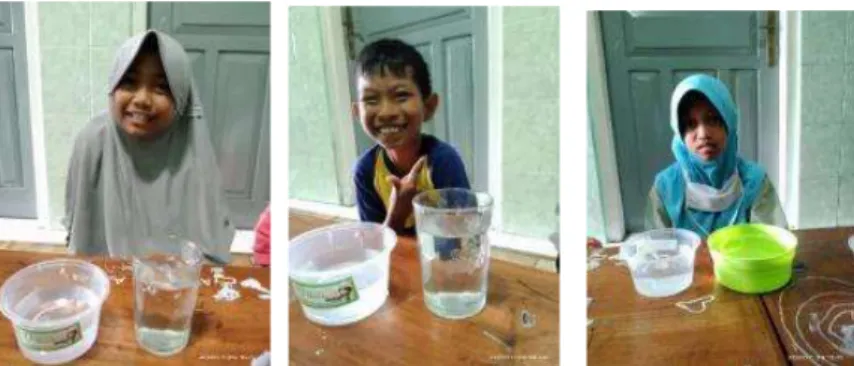Gambar 1. Pengamatan Pada Anak yang Sedang Memahami konsentrasi air  Pada  gambar  1  di  atas   k egiatan  anak  sedang  memahami  konservasi  volume  air