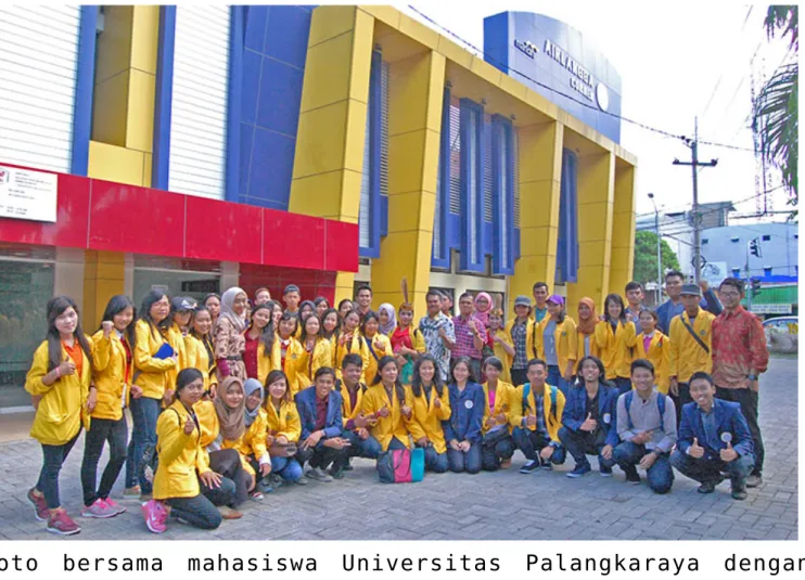 Foto  bersama  mahasiswa  Universitas  Palangkaraya  dengan perwakilan  Universitas  Airlangga  di  depan  gedung  Airlangga Corner  (Foto:  Alifian  Sukma)
