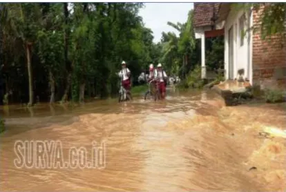 Gambar 1. 1 Kondisi Desa Curahmalang saat kondisi banjir  (Sumber : surya.co.id) 