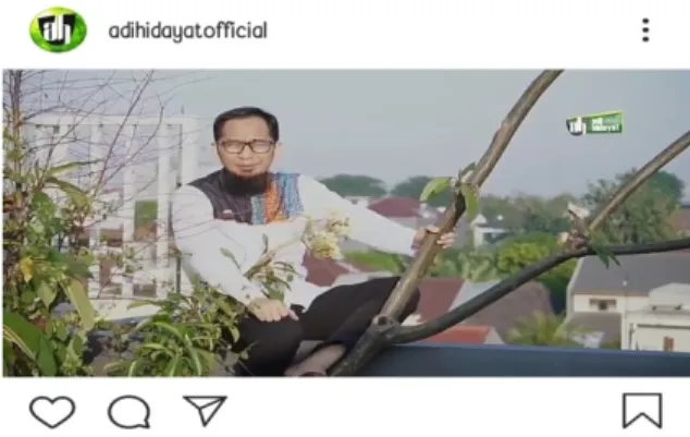 Gambar 4.10 potongan gambar dari instagram @adihidayatofficial Postingan  tersebut  terlihat  di  ruangan  terbuka,  diatas  loteng  dengan  properti  sebuah  pohon  dan  tanaman  di  samping  beliau