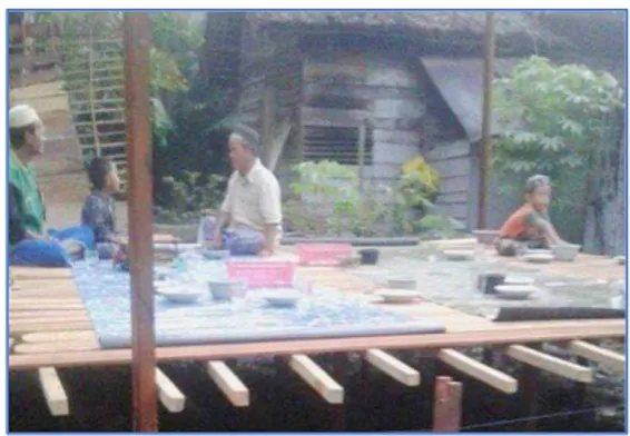 Gambar 6. Upacara Batajak Rumah oleh Masyarakat  Kampung Apung Pulau Bromo, Mantuil. 