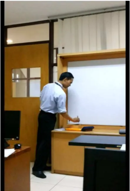 Gambar 4.13 Gerakan mengetuk whiteboard 