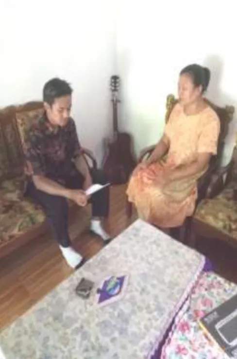 Foto sedang melakukan wawancara dengan ibu Rly selaku anak keempat 