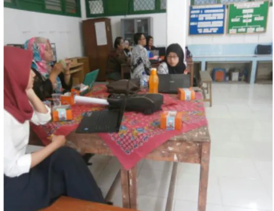 Gambar 4. Peserta Mendengarkan  Penjelasan tentang Model-model 