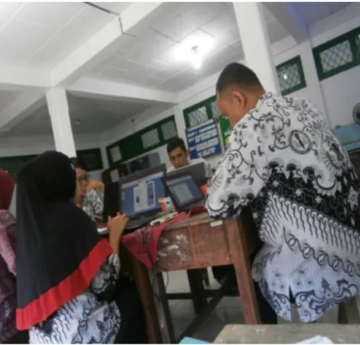 Gambar 2. Peserta sedang membuat  media dan katalog 