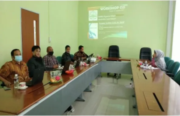 Gambar 2. Perserta melakukan diskusi  dalam proses flow OJS 