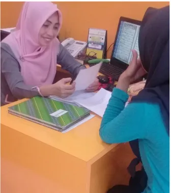 Foto 4. Wawancara dengan ibu DY selaku Costumer Service   PT. BPRS Kotabumi Kantor Kas Bukit Kemuning 