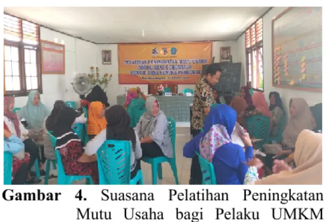 Gambar  4.  Suasana  Pelatihan  Peningkatan  Mutu  Usaha  bagi  Pelaku  UMKM  Dodol di Desa Reksonegoro 