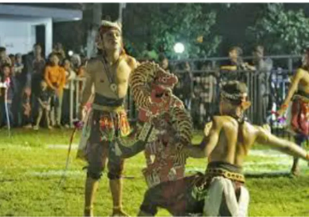 Gambar 1 Pertunjukan  jaranan  Turonggo  Yakso di  lapangan  yang  disaksikan  oleh  para  penonton  secara  langsung  (live)  (Sumber:  Tatang,  2019)