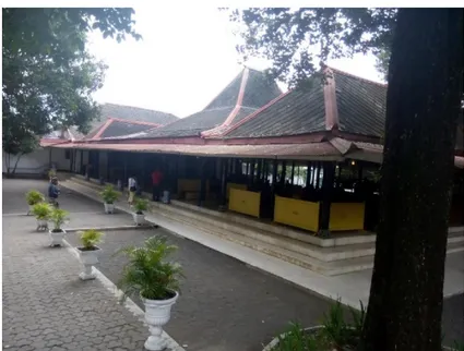 Gambar 1: Tempat latihan rutin di Bangsal Kasatriyan, Keraton Yogyakarta  dari sisi timur (Foto: Mayong, 2015) 