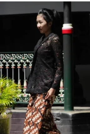 Gambar 4: Siswa memakai jarik dan seredan dilipat agar tampak lebih rapi saat  memasuki area Keraton Yogyakarta (Dok.: Satria, 2015) 