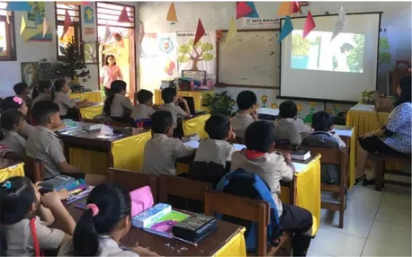 Gambar 1. Siswa-siswi kelas V, SD GMIM I Tomohon sedang menyaksikan tayangan cerita  Alkitab lewat digital storytelling 