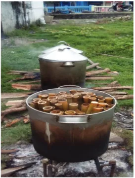 Foto : memasak lemang dalam dandang