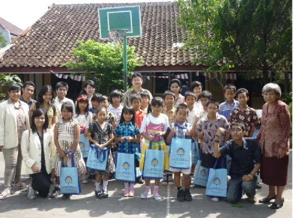 Gambar 11. Anak Asuh dari SD Kanisius Sengkan bersama Mahasiswa UAJY (dok. AAT, 2010)