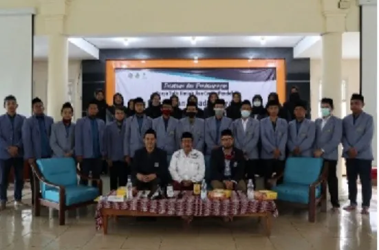 Gambar  5.  Foto  Bersama  Pemateri,  Peserta dan Pengasuh dalam Kegiatan  Pelatihan 