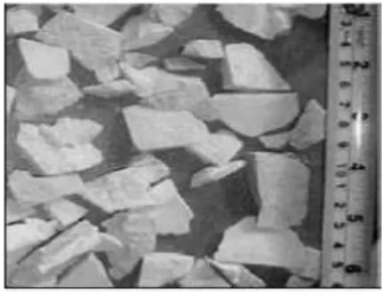 Gambar   1   memperlihatkan   pecahan  marmer   yang   digunakan.   Pecahan  marmer   tersebut   merupakan   limbah  dari proses batu marmer yang diukir  dan   dibentuk   dengan   tangan    se-hingga   pecahannya   berbentuk   pipih  dan memanjang.