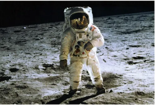 Gambar 2.2. Perjalanan astronot mengelilingi bulan pada film Apollo 13  (https://pastormarkrobinson.com/2011/12/21/houston-this-is-our-problem/)