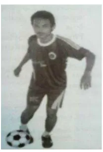 Gambar 3. Menendang bola dengan kaki bagian luar Sumber: Abdul Rohim (2008: 9) 