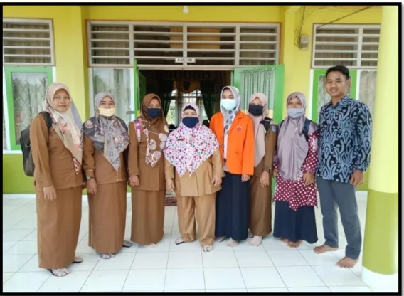 Foto  Bersama  Wali  Kelas  SD  Negeri  189/VI  Pinang  Merah  II  (Sumber  :  Dhurrotun  Nafisyah, 2020) 