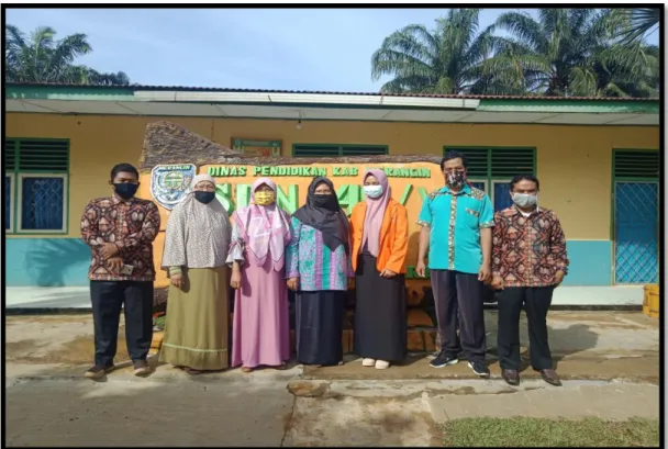 Foto  Bersama  Wali  Kelas  SD  Negeri  149/VI  Pinang  Merah  I  (Sumber  :  Dhurrotun  Nafisyah, 2020) 