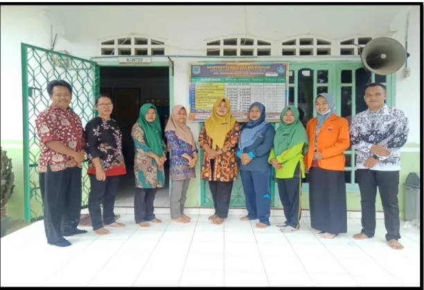 Foto  Bersama  Wali  Kelas  SD  Negeri  168/VI  Mampun  Baru  II  (Sumber  :  Dhurrotun  Nafisyah, 2020) 