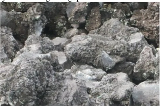 Gambar 1. Foto batuan beku vulkanis yang  terbentuk akibat lava membeku di bagian 