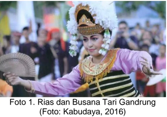 Foto 1. Rias dan Busana Tari Gandrung   (Foto: Kabudaya, 2016) 