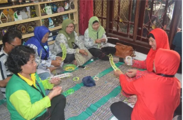 Gambar 4. Pelatihan Pembuatan Kerajinan di  Desa Wisata Sukunan Kabupaten Sleman 