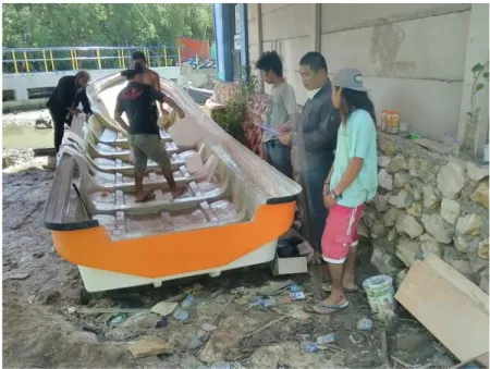 Gambar 1. Kelompok nelayan di Untia sedang membuat perahu 
