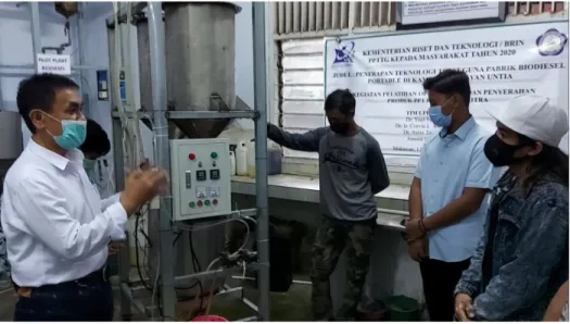 Gambar 4 menunjukkan suasana pelatihan proses pembuatan biodiesel dari minyak  jelantah,  yang  dilaksanakan  pada  Laboratorium  Proses  Produksi  Program  Studi  Teknik  Kimia  Universitas  Kristen  Indonesia  Paulus