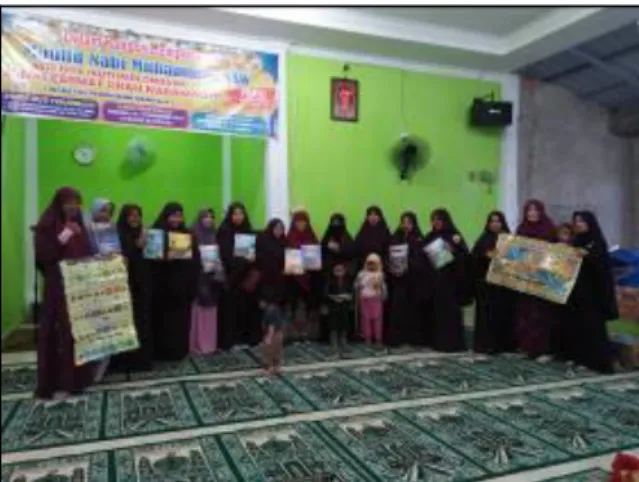 Gambar  3. Penyerahan Buku Wakaf Ke Pengurus Masjid Al-Hidayah Perumahan Bumi Mandala 2 