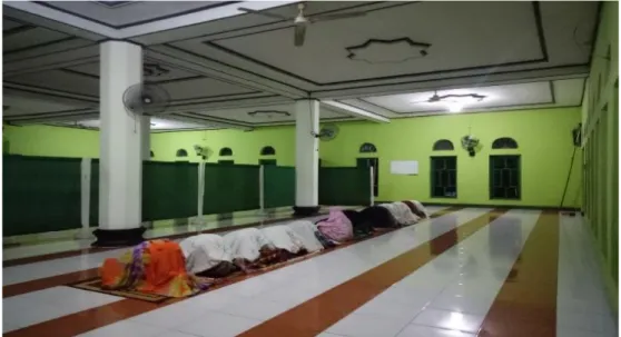 Gambar 2. Kondisi di dalam Masjid saat waktu salat 