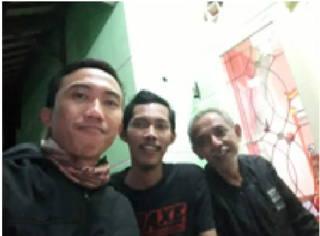 Gambar 3: Penulis berkunjung ke rumah  Bambang Sutejo bersama Dzulfikar  Maulana seorang tokoh pemuda Lakbok  (dari kiri ke kanan berurutan yaitu Penulis, 