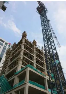 Gambar 3. 8 Tower Crane Proyek Gedung Sanggala  Sumber: Dokumentasi Penulis, 2020.