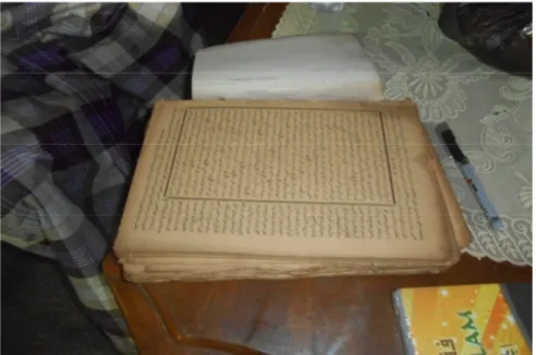 Gambar 1. Kitab Tuhfatul Muhtaj karya Ibnu Hajar  milik Kiai Sulaiman yang masih disimpan oleh  Kiai Balian  (sumber: koleksi pribadi diambil pada tanggal 23 Juni 2014)     