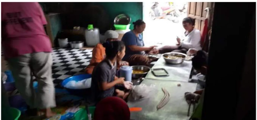 Foto 6. Pembuatan Kerupuk Ikan Tenggiri oleh Ibu-ibu di Pulau Jang,  Kecamatan Moro (Dok