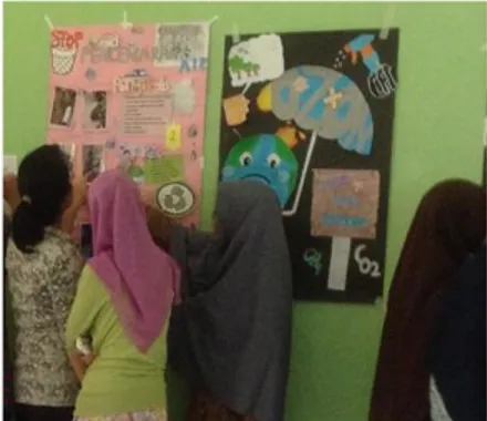 Gambar 1. Kegiatan mahasiswa dalam mempresentasikan rencana proyek di  depan kelas 