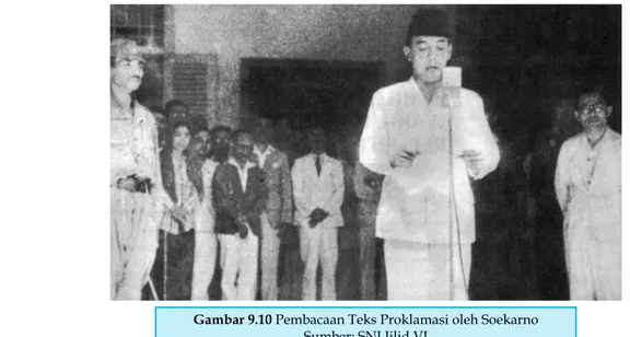 Gambar 9.10 Pembacaan Teks Proklamasi oleh Soekarno