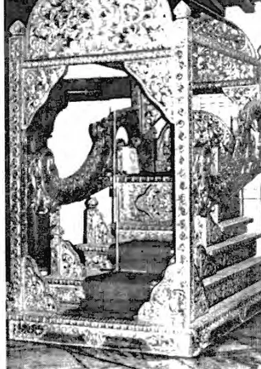 Foto  1. Hiasan  sulur-suluran  pada  mimbar  di dalam  ruang  inti masjid 