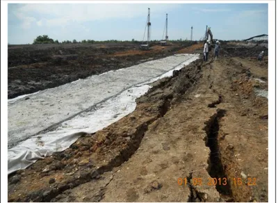 Gambar 2. Longsoran tanah pada slope canal 1 Mei 2013 5.2 Tiang Pancang Rusak Akibat Longsor