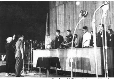 Gambar 1.6 Pelantikan Soeharto sebagai pejabatpresiden menandai pergantian Orde Lama denganOrde Baru