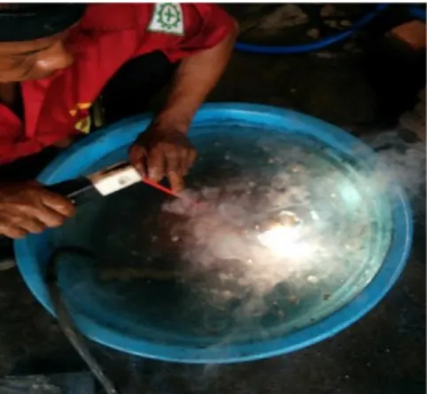 Gambar 2.7. Proses Pegelasan Underwater welding  Pada  metode  pengelasan  Underwater  Welding  Terdapat  2  metode  yaitu  metode  pengelasan  basah  (Wet  Underwater  Welding)  dan  metode  pengelasan  Kering  (Dry  Underwater Welding), : 