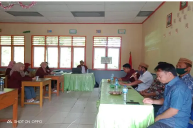 Gambar  1.  Kegiatan  pelatihan  penataan  administrasi  dan  manajemen  usaha  UKM  dan  BUMDes  di  Desa  Kikia Kecamatan Sumalata 